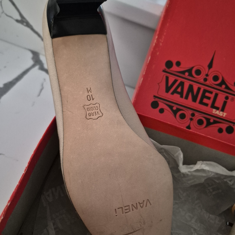 "VINTAGE" Vaneli Beige Heels with Gold Bow Accent - Picture 5 of 10